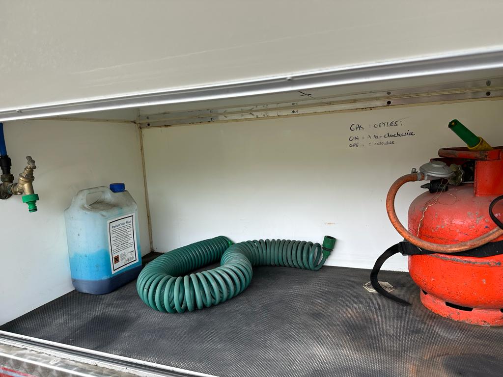 15-tonne coach-built DAF. Auto. 4 large stalls. Sleeps 4