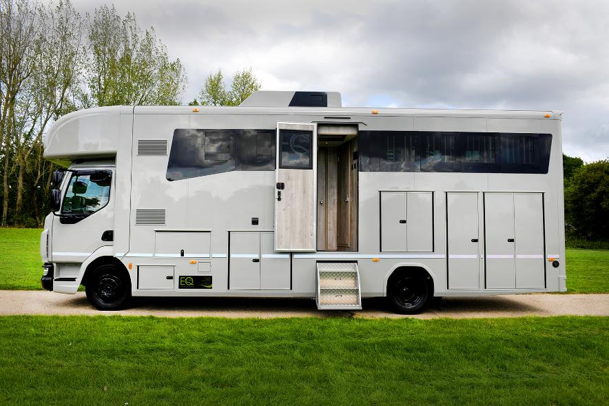 Luxury 12-tonne DAF EQ-built horsebox. 4 stall / 6 berth