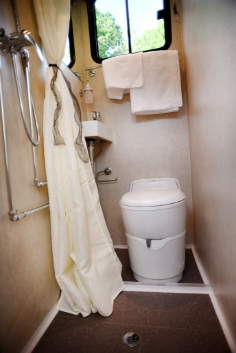 2025 EQ built Luxury 7.5 tonne horsebox. 3 stall. 4 berth