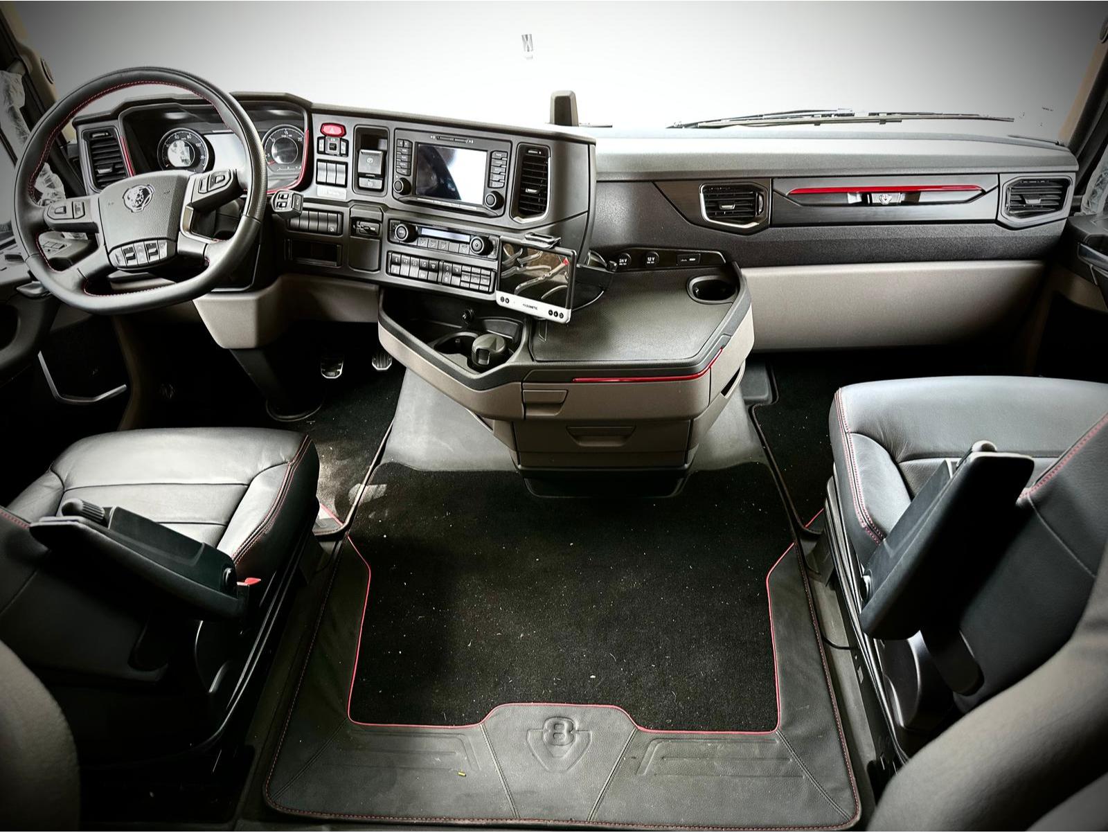 New build Scania Premium Luxury 26-tonne EQ-built horsebox. 5 stall / 6 berth