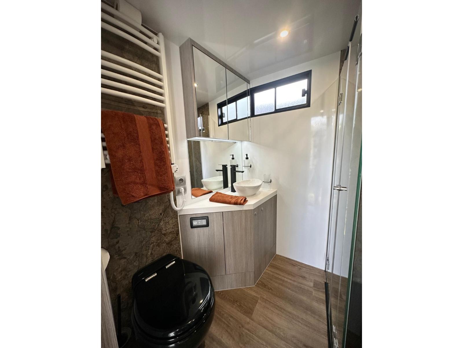 New build Scania Premium Luxury 26-tonne EQ-built horsebox. 5 stall / 6 berth