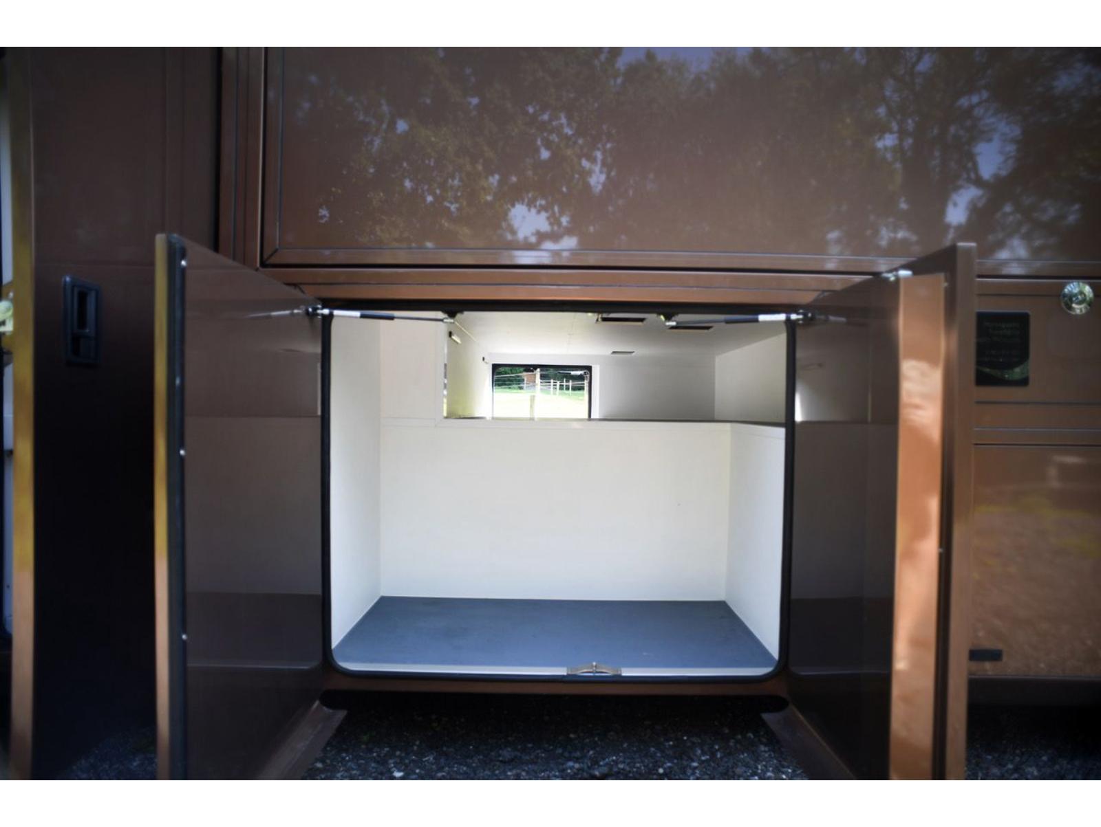 New build Scania Premium Luxury 26-tonne EQ-built horsebox. 5 stall / 6 berth