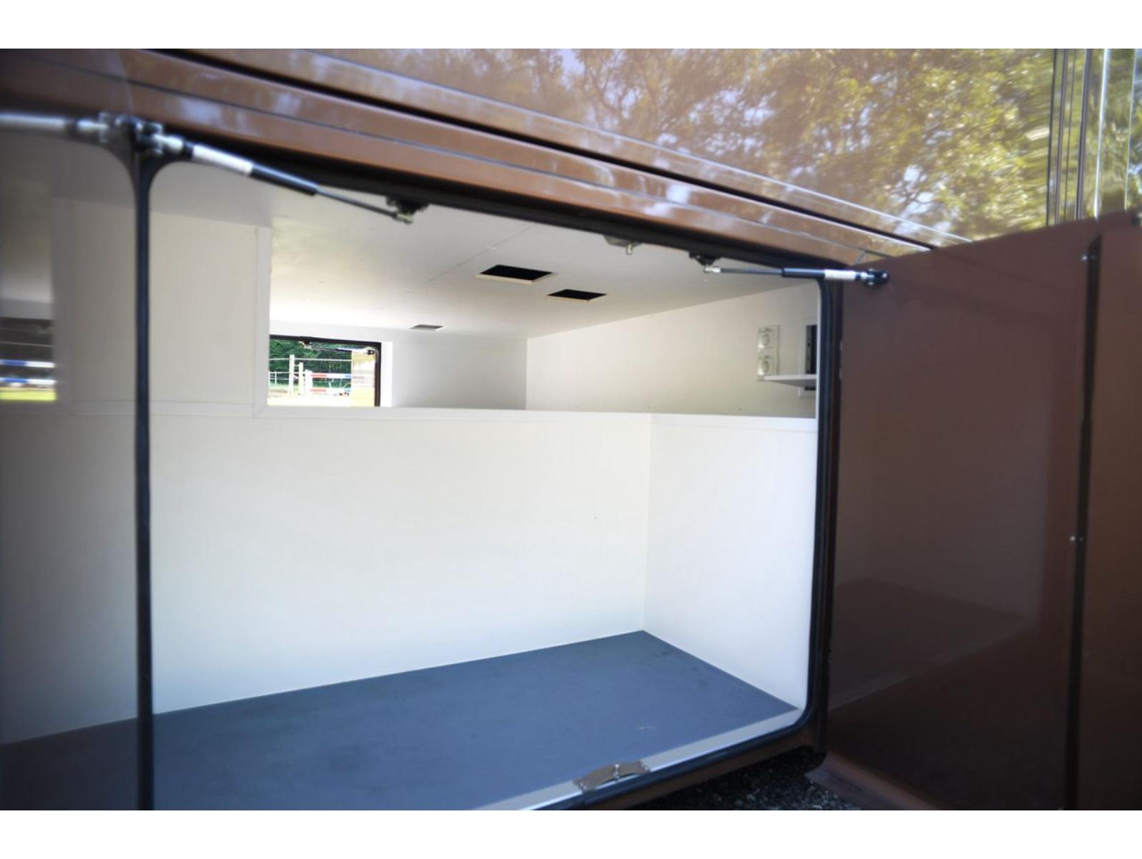 New build Scania Premium Luxury 26-tonne EQ-built horsebox. 5 stall / 6 berth