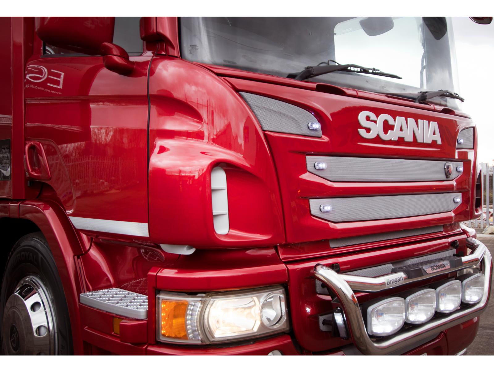 Luxury 18-tonne Scania EQ-built horsebox. 5 stall / 6 berth