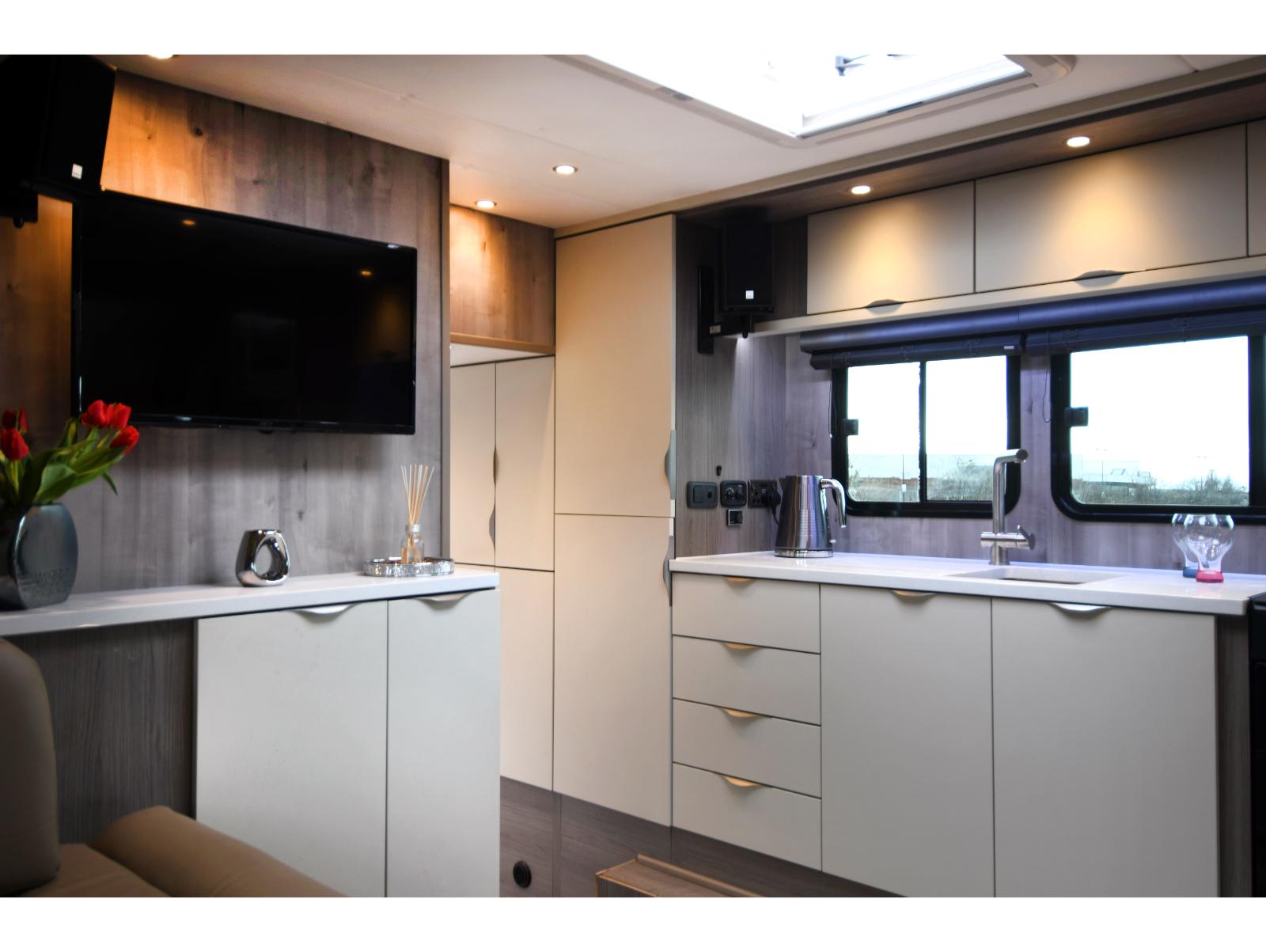 Luxury 18-tonne Scania EQ-built horsebox. 5 stall / 6 berth