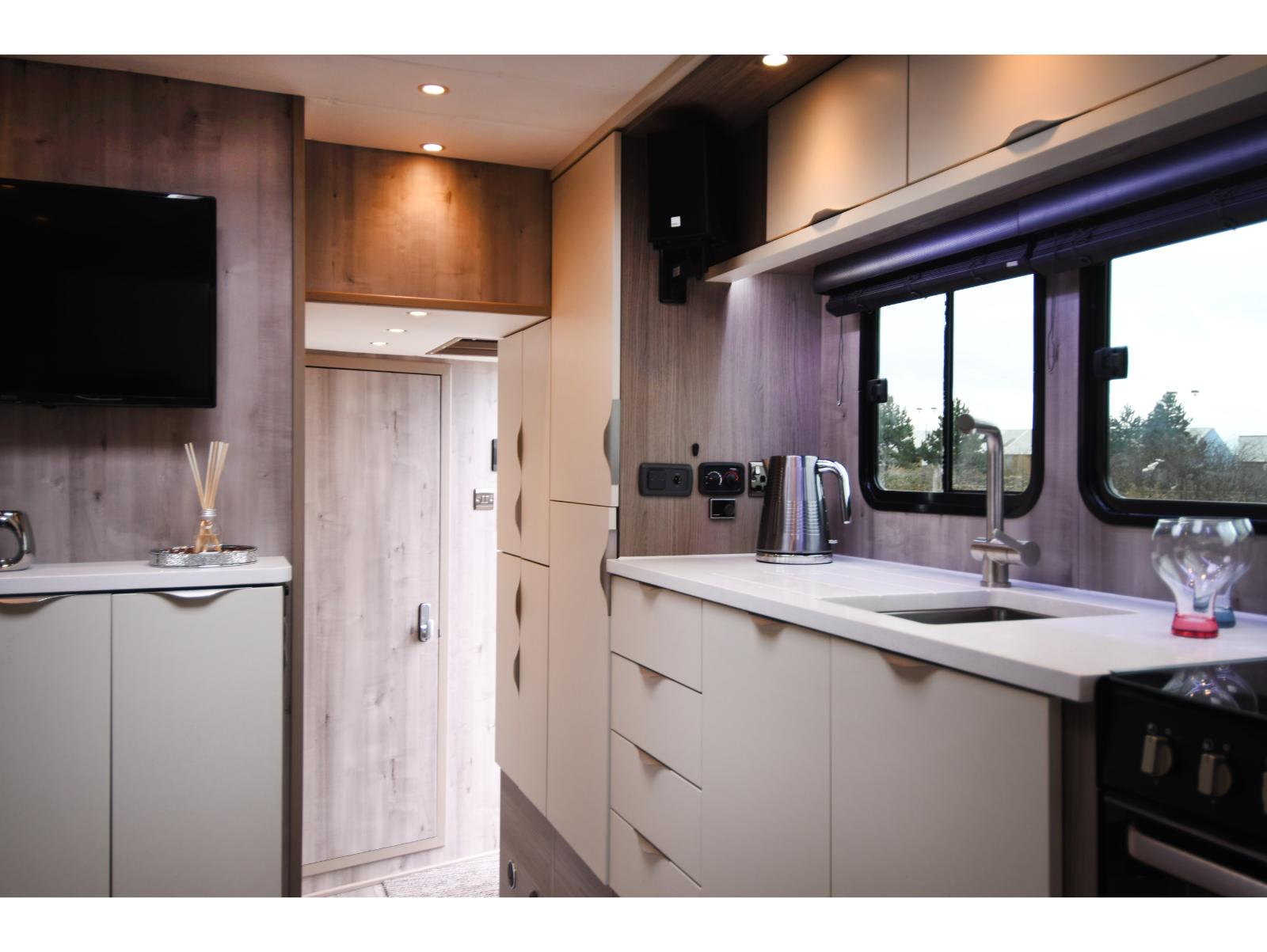 Luxury 18-tonne Scania EQ-built horsebox. 5 stall / 6 berth