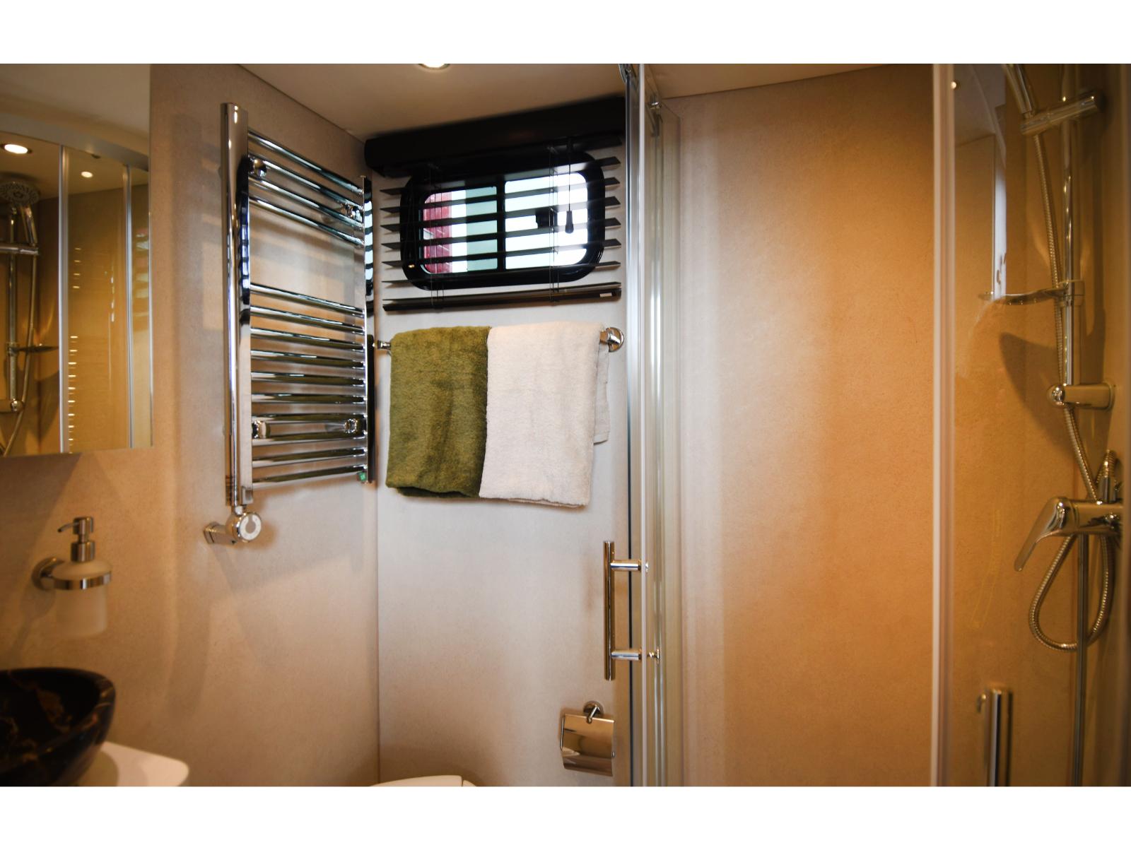 Luxury 18-tonne Scania EQ-built horsebox. 5 stall / 6 berth