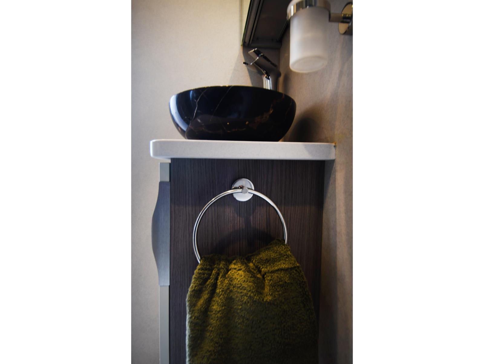 Luxury 18-tonne Scania EQ-built horsebox. 5 stall / 6 berth