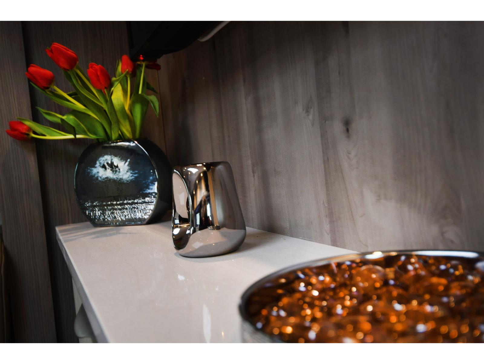 Luxury 18-tonne Scania EQ-built horsebox. 5 stall / 6 berth