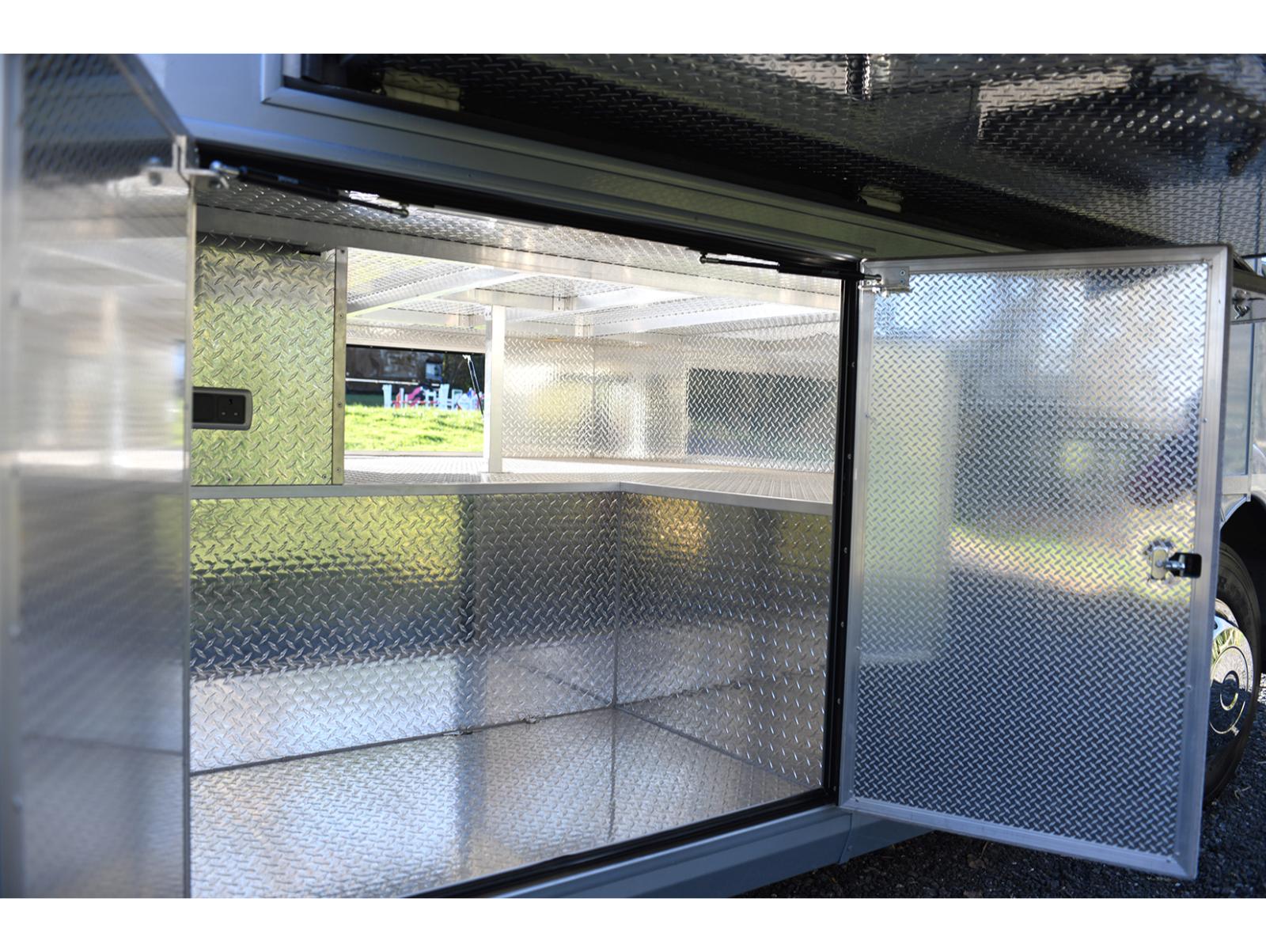 2022 EQ built 21-tonne 3-axle 5 large stall, 6 berth Luxury horsebox