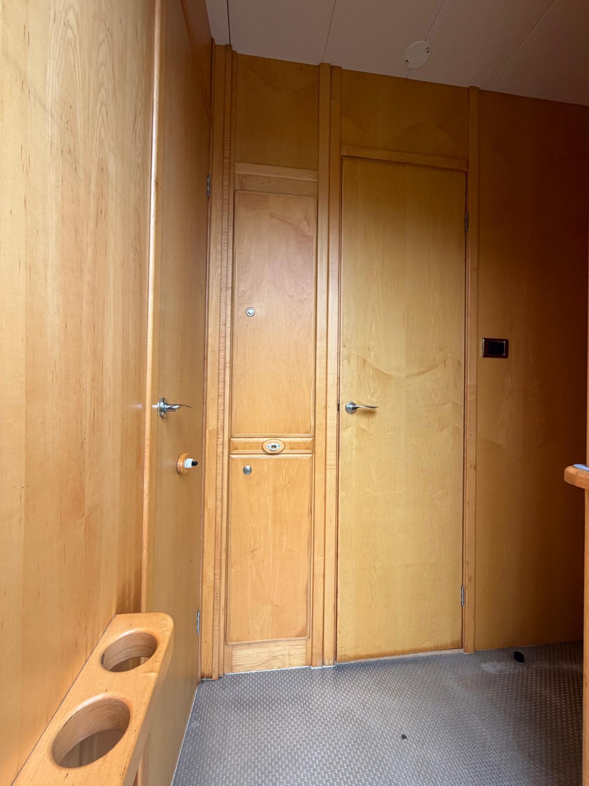 Whittaker 14-tonne 4 large stall 4 berth luxury horsebox