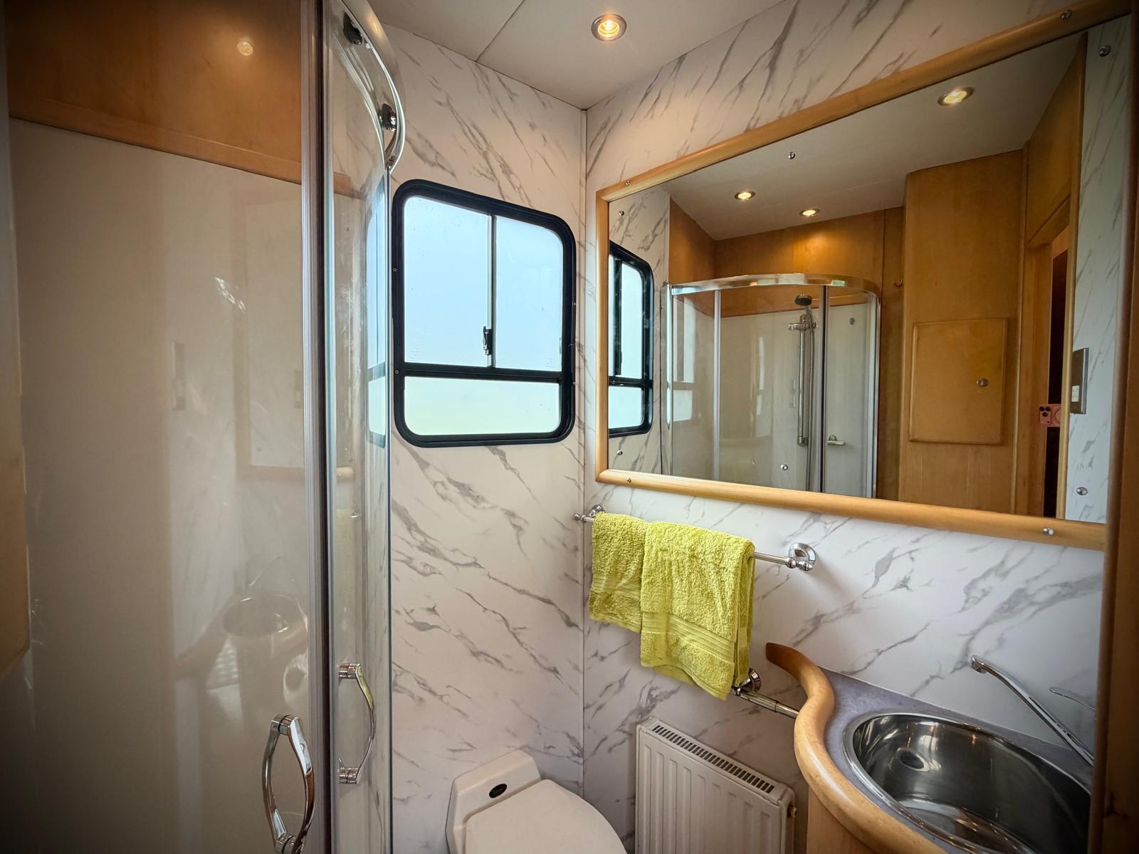 Whittaker 14-tonne 4 large stall 4 berth luxury horsebox