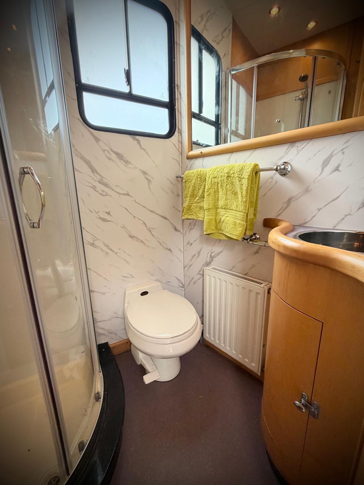 Whittaker 14-tonne 4 large stall 4 berth luxury horsebox